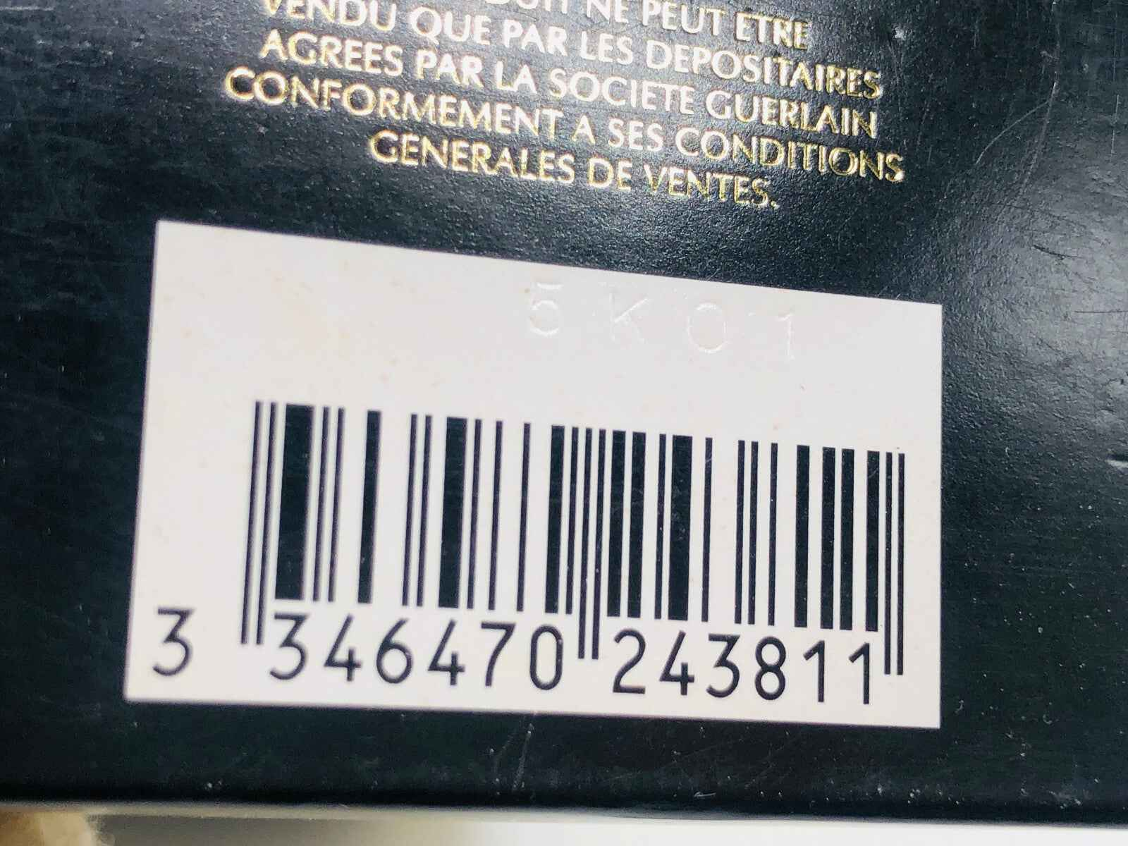 Scatola del profumo Eau De Guerlain con codice a barre e dettagli del prodotto sul retro