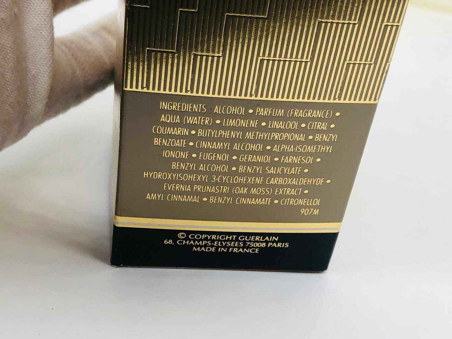 Scatola del Profumo Eau De Guerlain con dettagli sugli ingredienti e design elegante