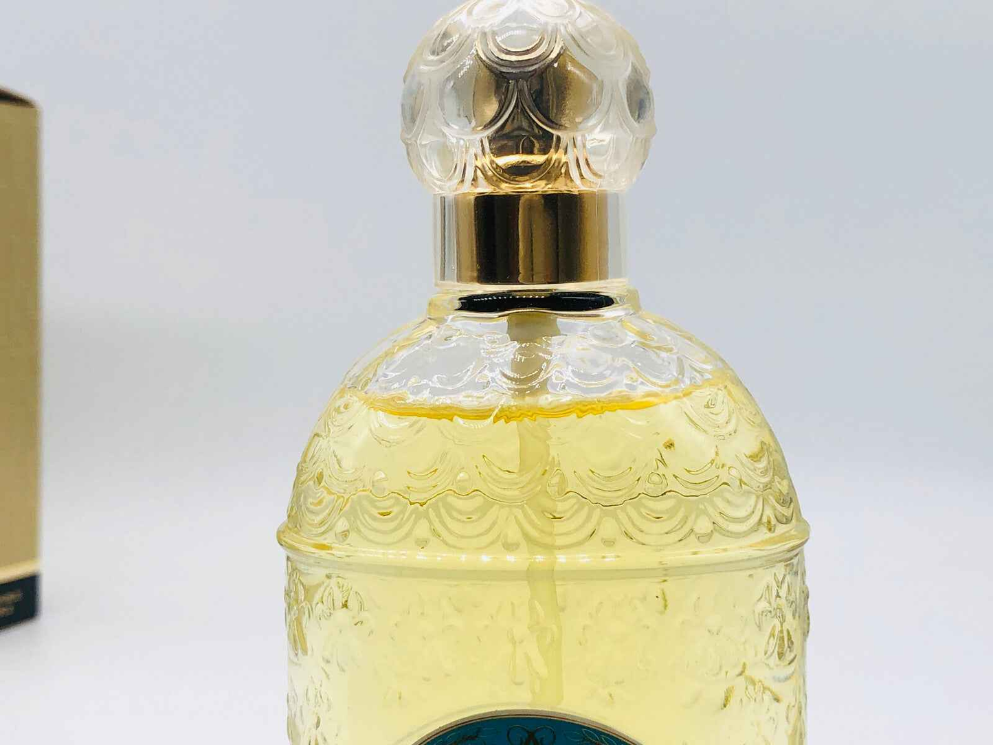 Flacone del profumo Eau De Guerlain con dettagli eleganti e design raffinato