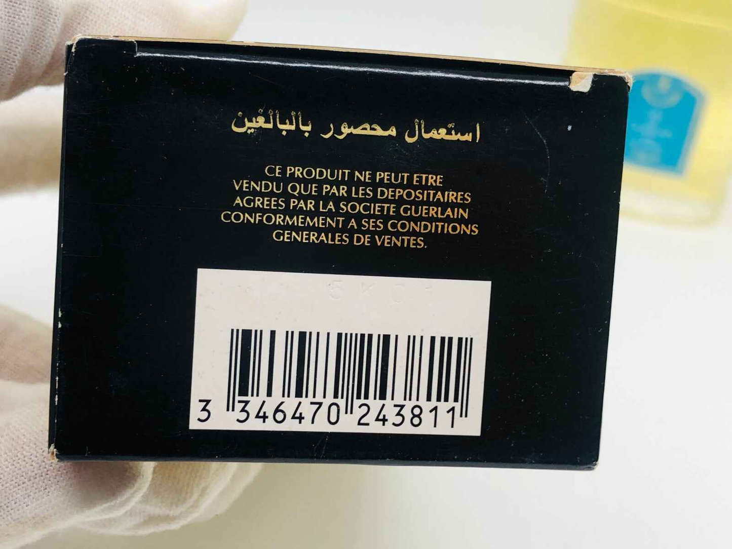 Scatola del profumo Eau De Guerlain con informazioni sulla vendita e codice a barre sul retro