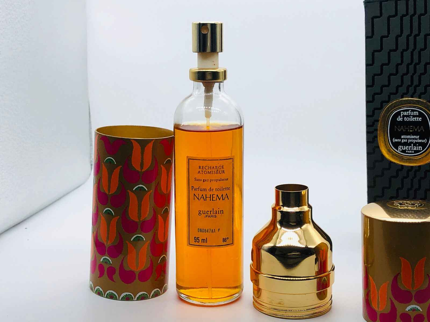 Profumo Guerlain Nahema Vintage in bottiglia con astuccio colorato e dettagli dorati