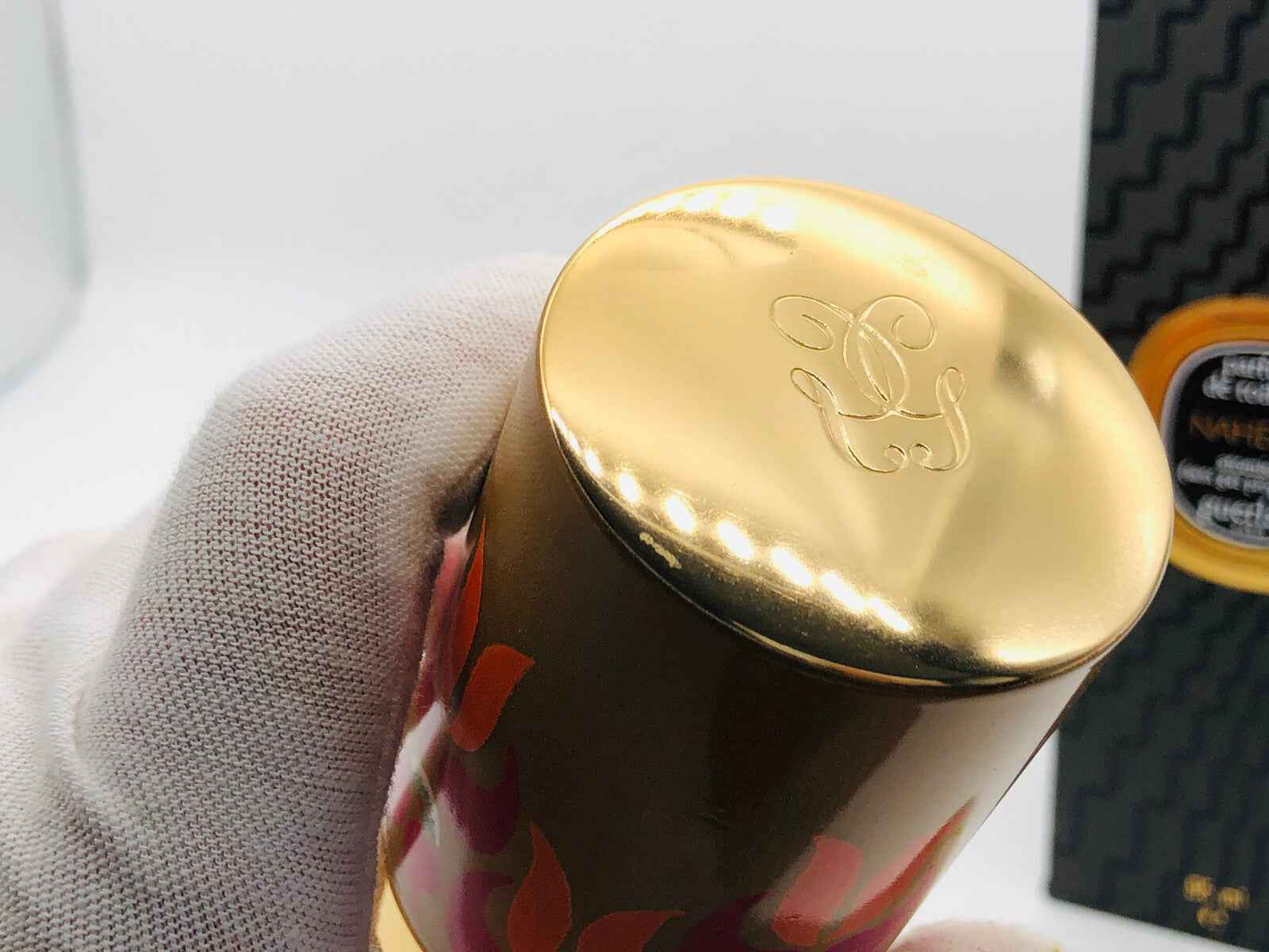 Tappo dorato del profumo Guerlain Nahema Vintage con logo elegante e design raffinato
