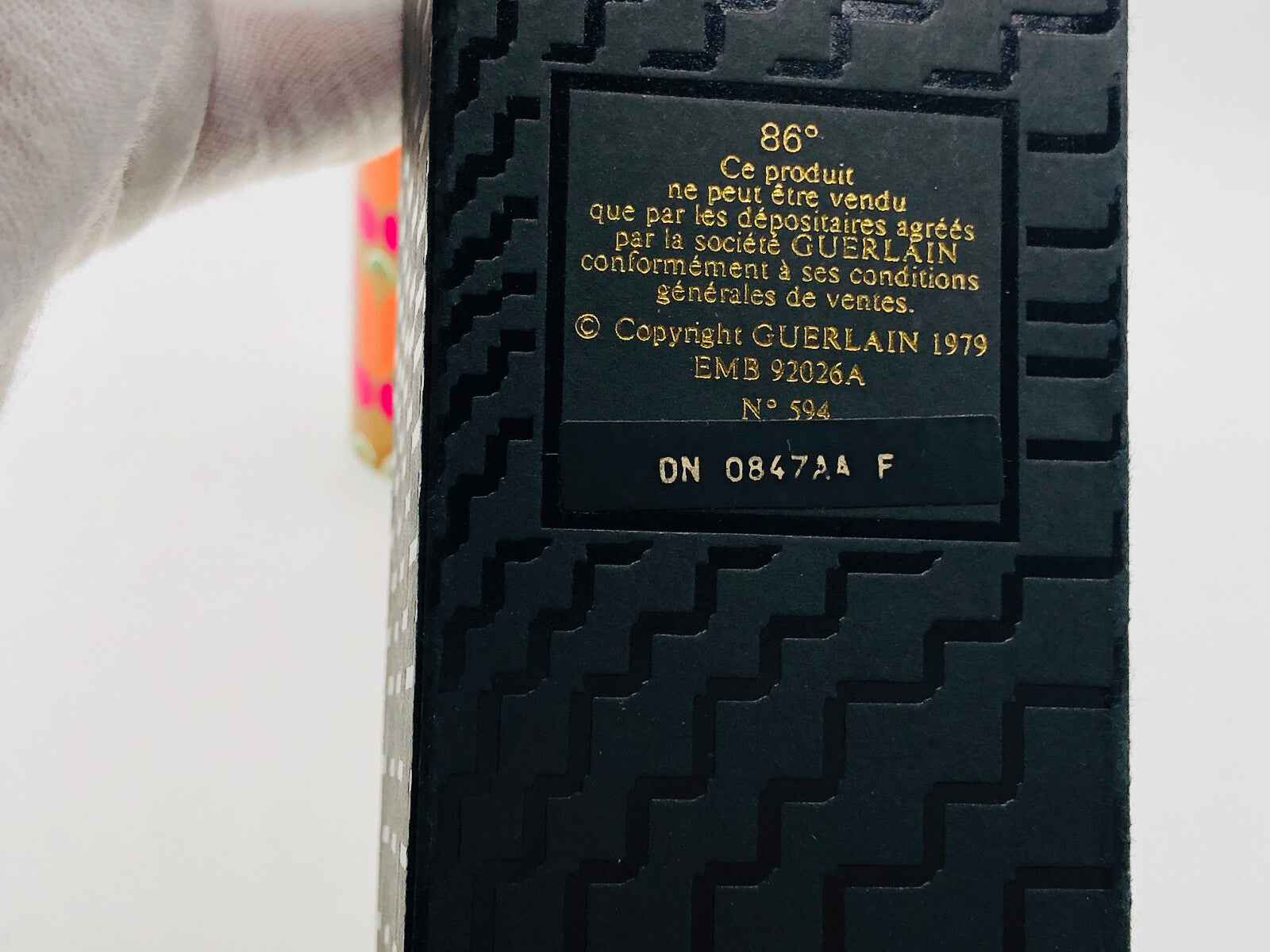 Scatola del Profumo Guerlain Nahema Vintage con dettagli del marchio e annata 1979