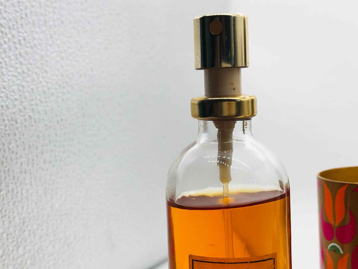 Flacone di profumo Guerlain Nahema Vintage con tappo dorato e liquido ambrato