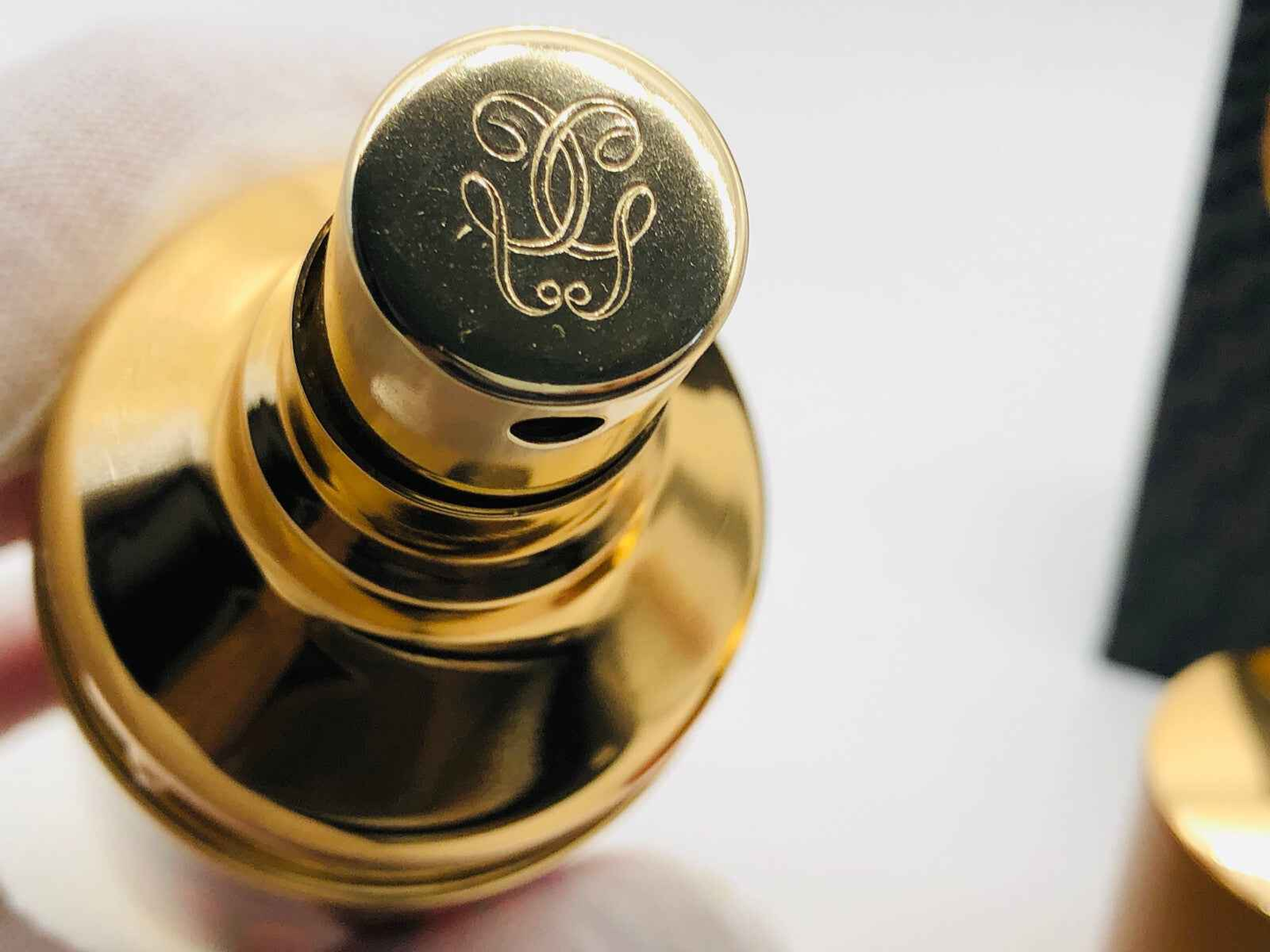 Dettaglio del tappo del flacone di Profumo Guerlain Nahema Vintage con design elegante in oro