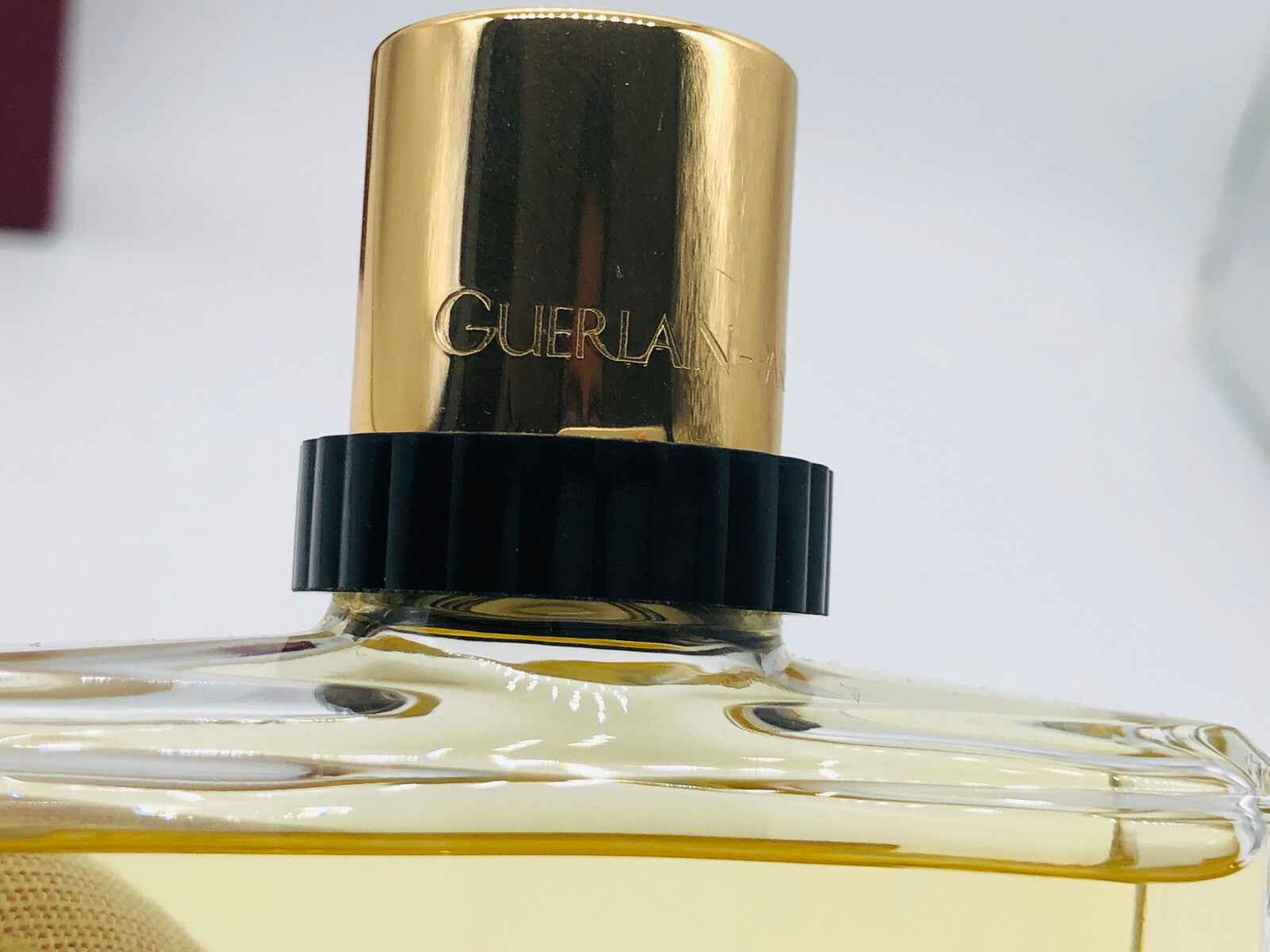 Flacone di Profumo Guerlain Habit Rouge Vintage con tappo dorato e dettagli eleganti