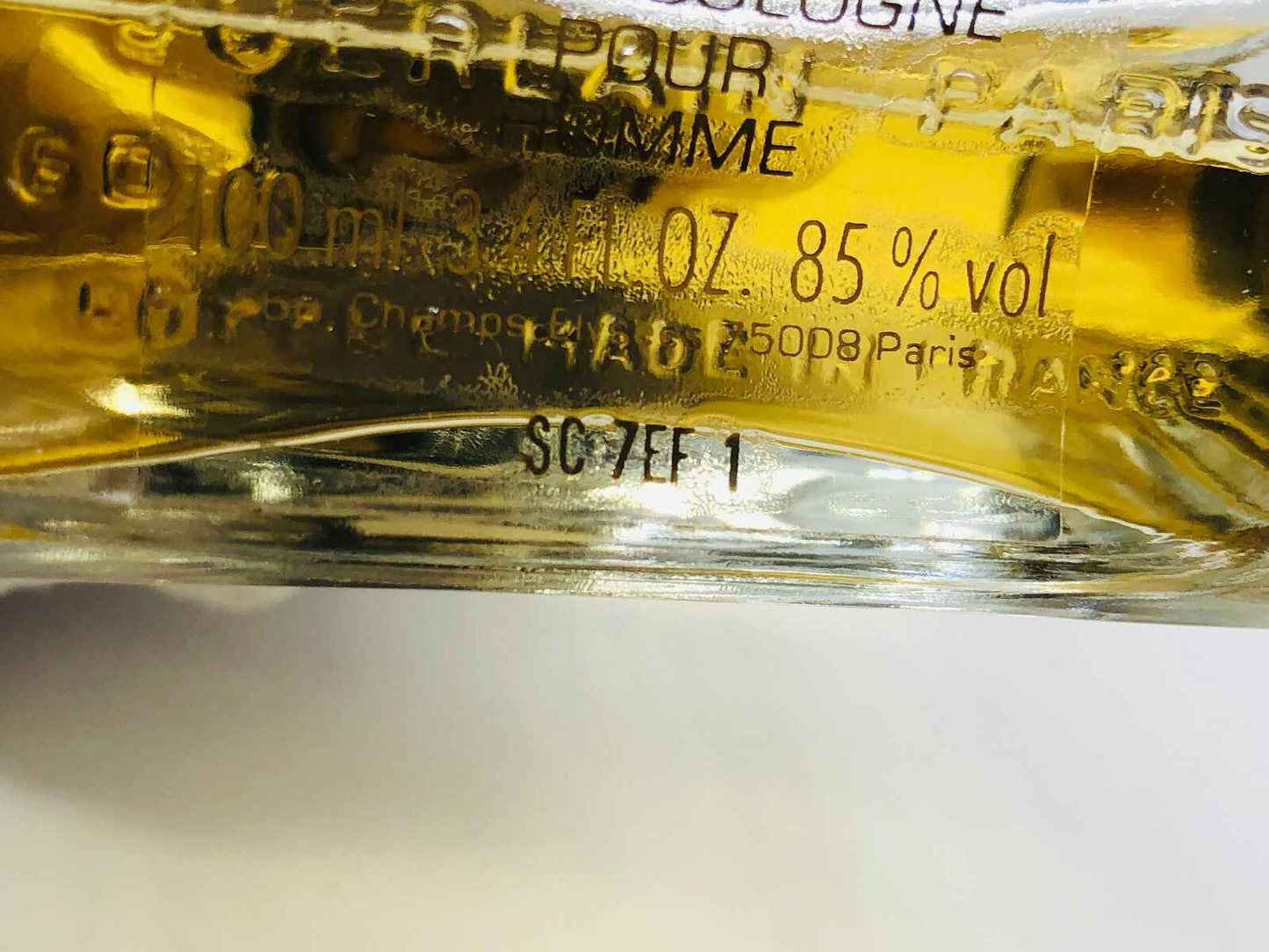 Dettaglio del flacone di profumo Guerlain Habit Rouge Vintage con etichetta e composizione