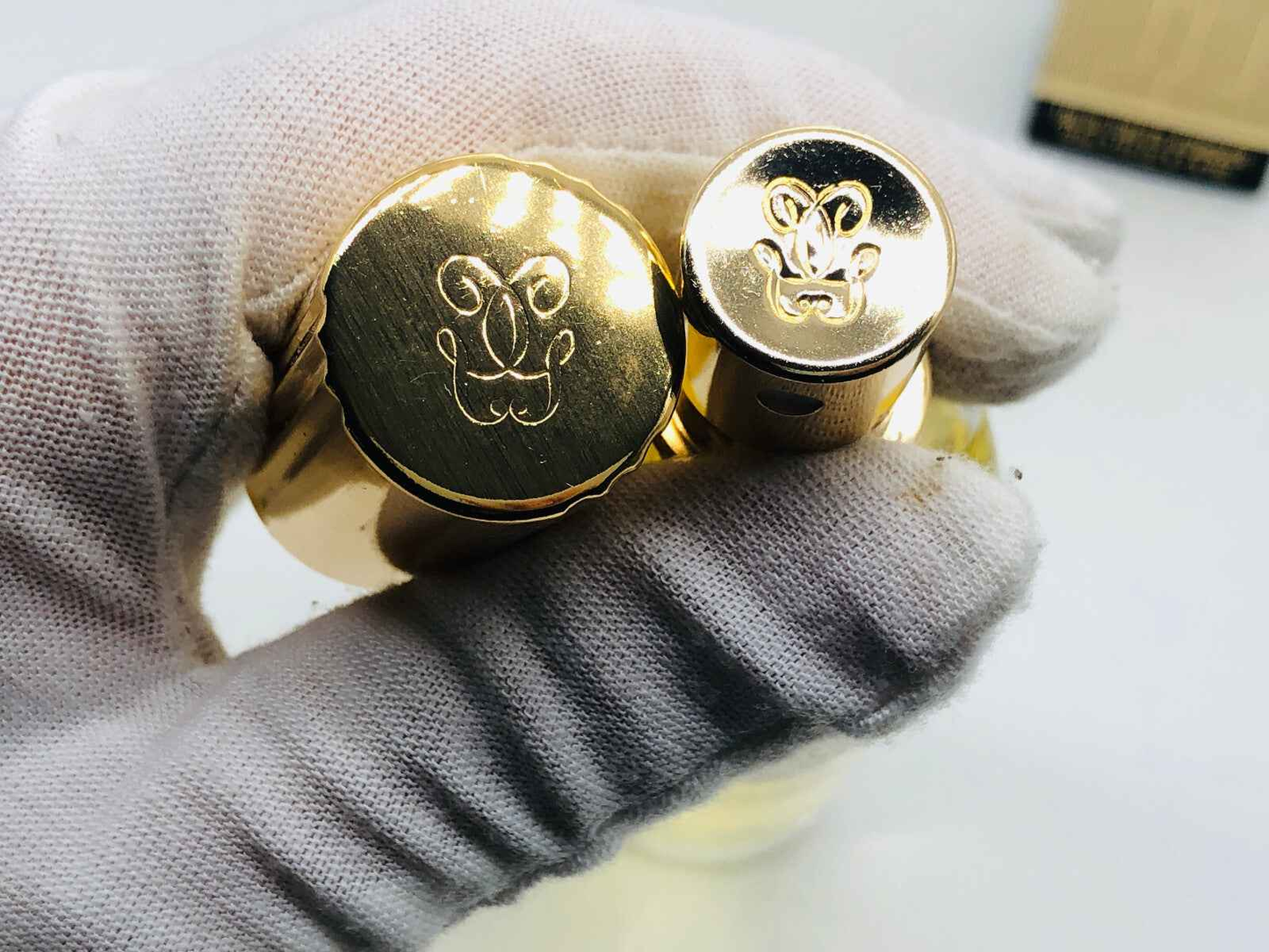Tappi dorati del profumo Guerlain Jicky Vintage con dettagli raffinati e logo distintivo
