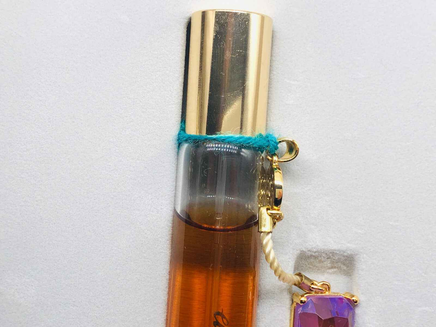 Flacone di Profumo Guerlain L'Instant con tappo dorato e dettaglio elegante