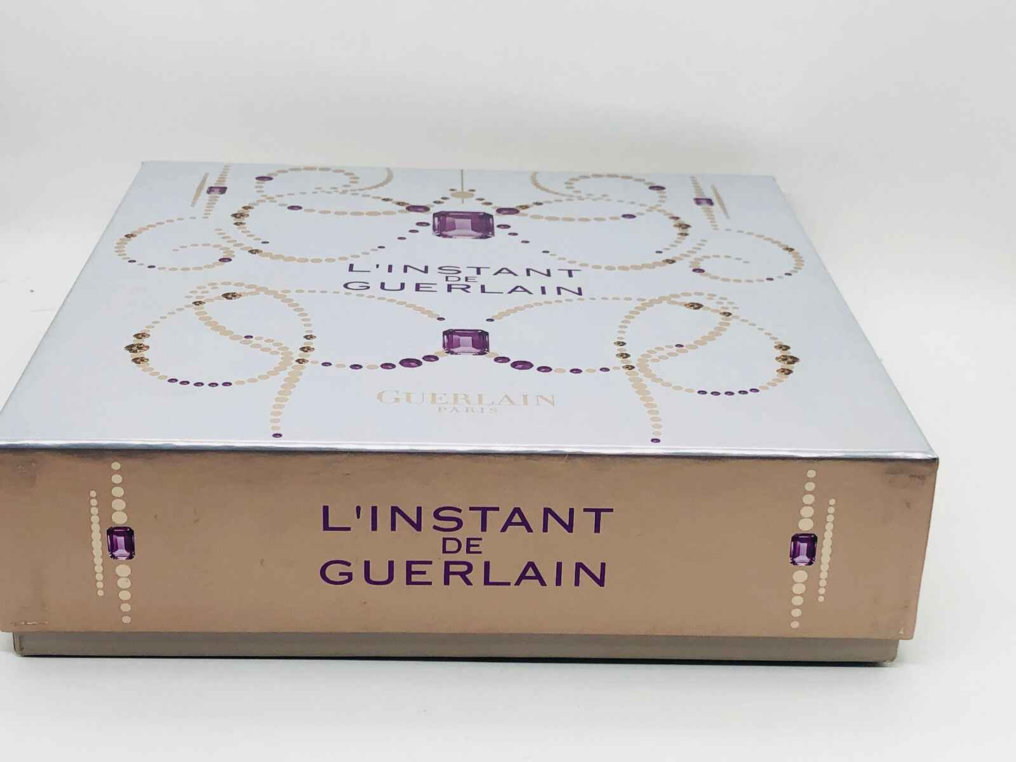 Scatola del profumo Guerlain L'Instant con design elegante e dettagli raffinati