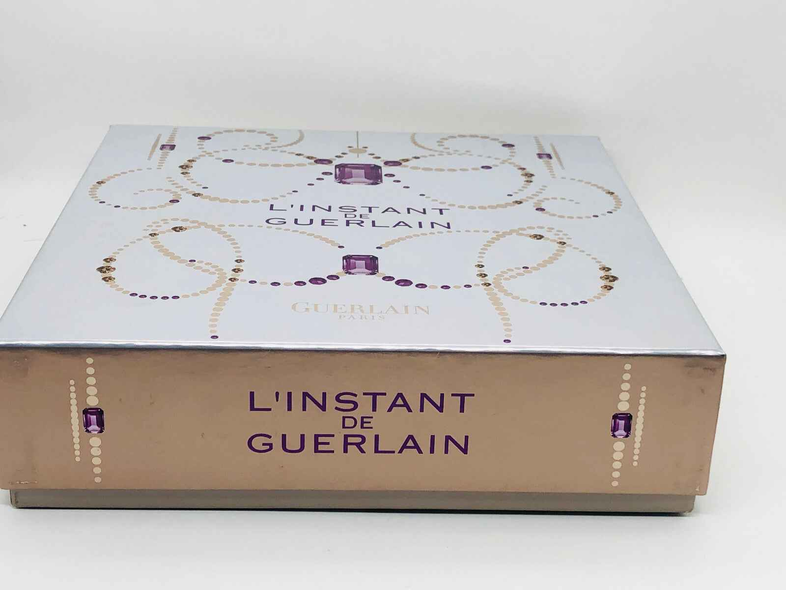 Scatola del profumo Guerlain L'Instant con design elegante e dettagli raffinati