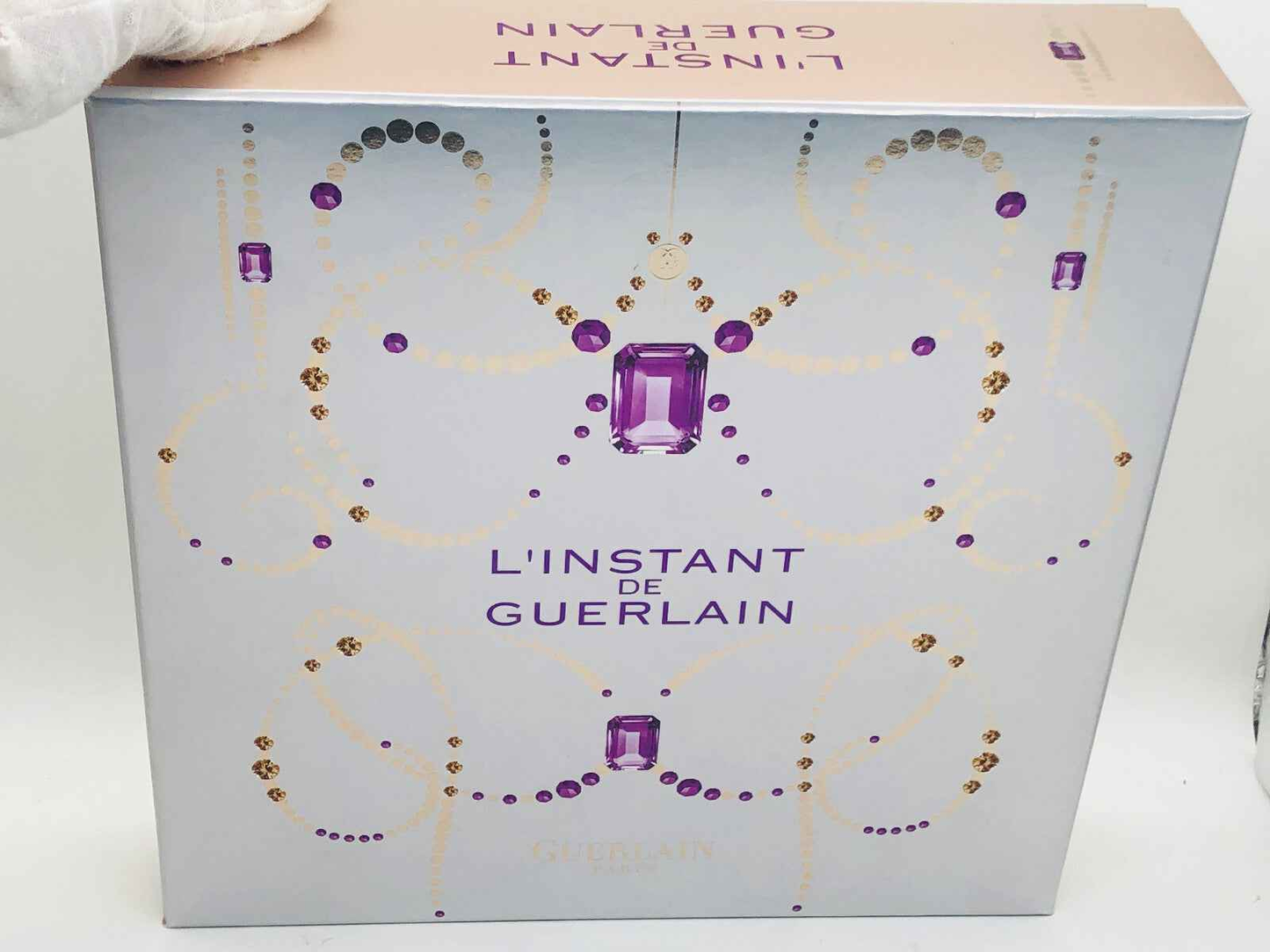 Scatola di Profumo Guerlain L'Instant con design elegante in oro e viola