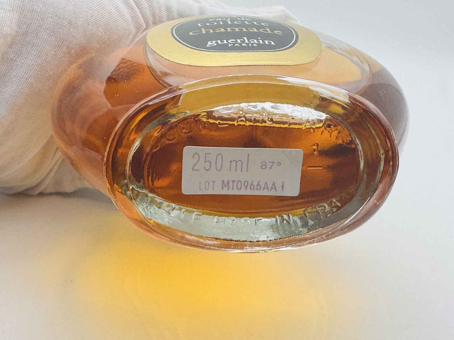 Bottiglia di Profumo Vintage Guerlain Chamade da 250 ml con etichetta distintiva sul fondo