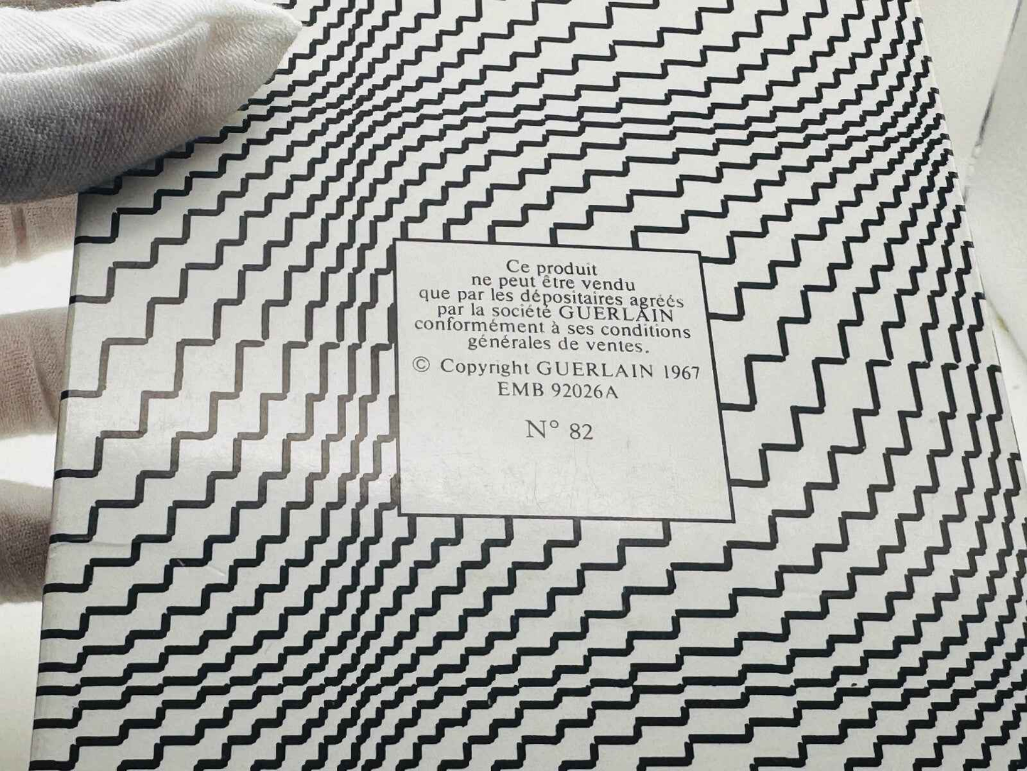 Scatola vintage del profumo Guerlain Chamade con design a zig zag del 1967