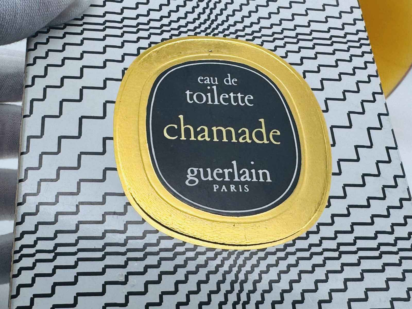 Scatola del profumo vintage Guerlain Chamade con design elegante e logo dorato