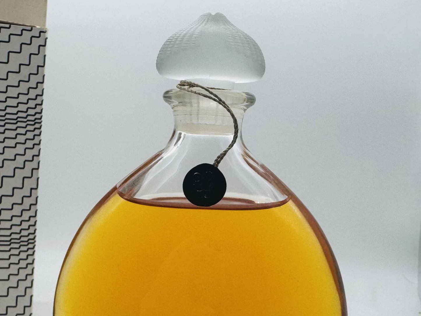 Flacone di profumo vintage Guerlain Chamade con tappo elegante e liquido dorato