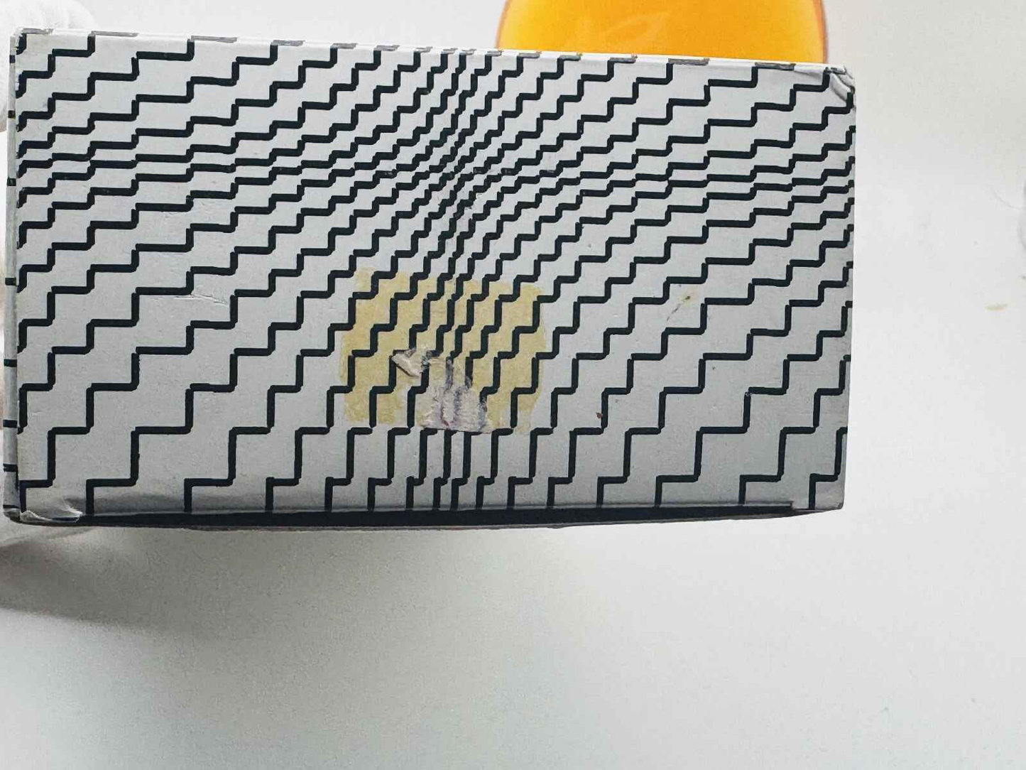 Scatola del profumo vintage Guerlain Chamade con design a zigzag e trasparenza sul fondo