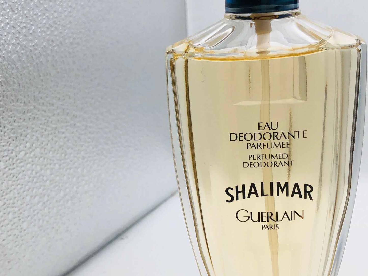 Deodorante profumato Guerlain Shalimar Vintage in bottiglia elegante con scritta in oro