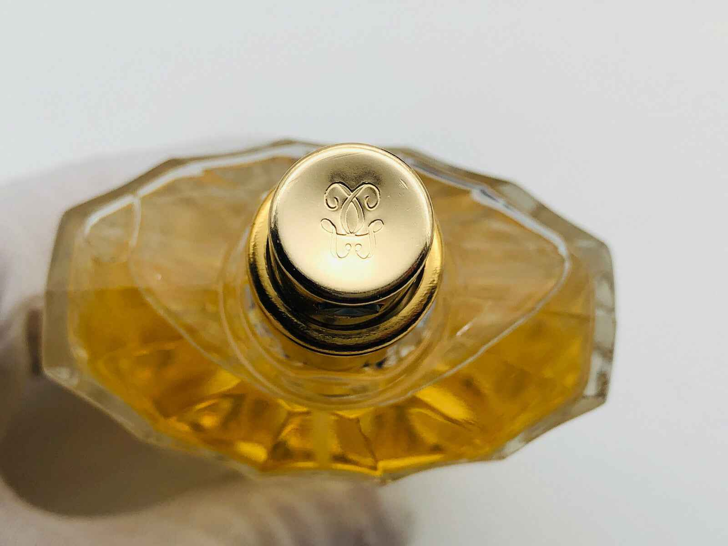 Vista dall'alto della bottiglia di profumo Guerlain Shalimar Vintage con tappo dorato