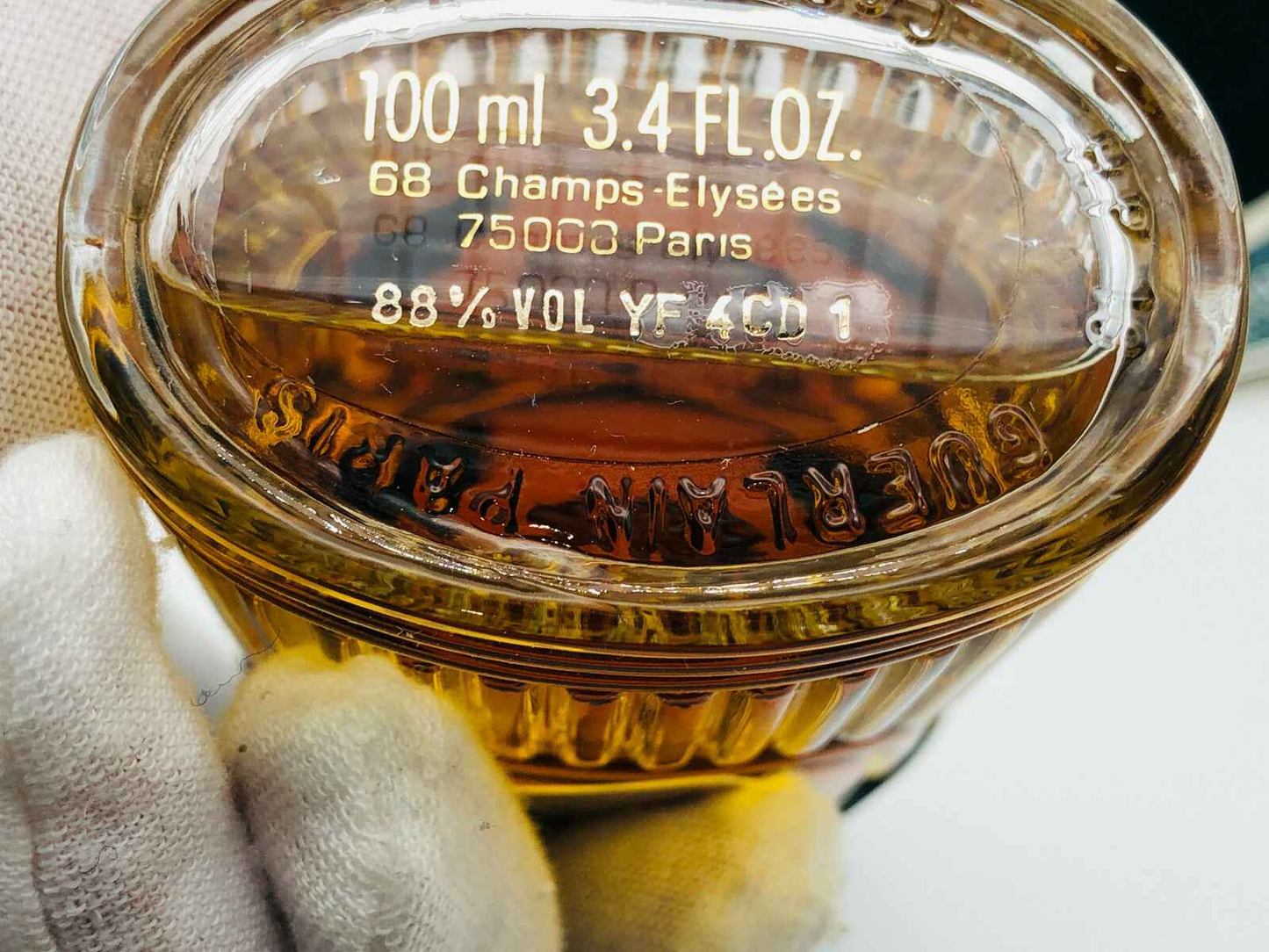 Flacone di Vetiver Guerlain Vintage da 100 ml con etichetta e fondo in vetro color ambra