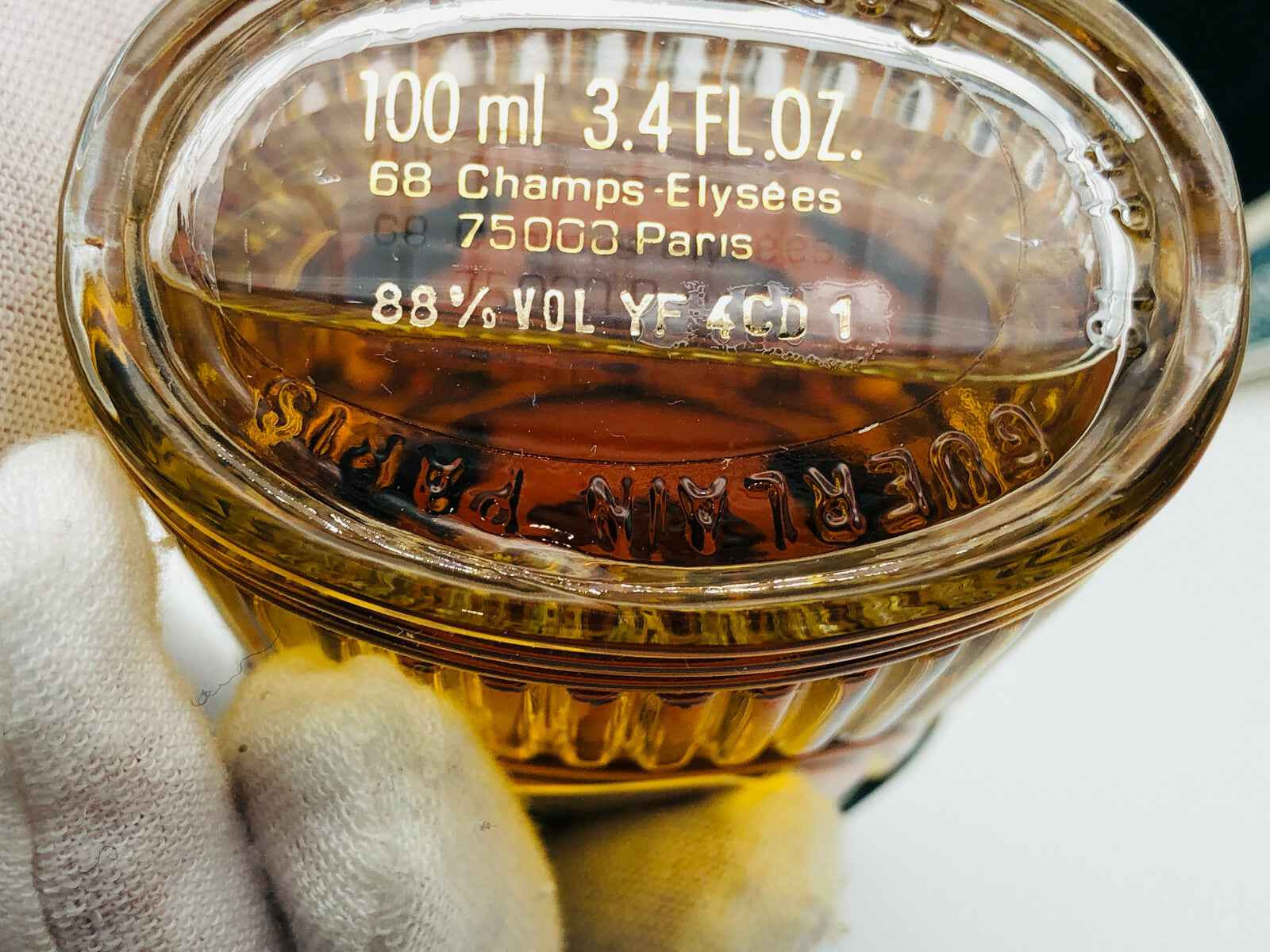 Flacone di Vetiver Guerlain Vintage da 100 ml con etichetta e fondo in vetro color ambra