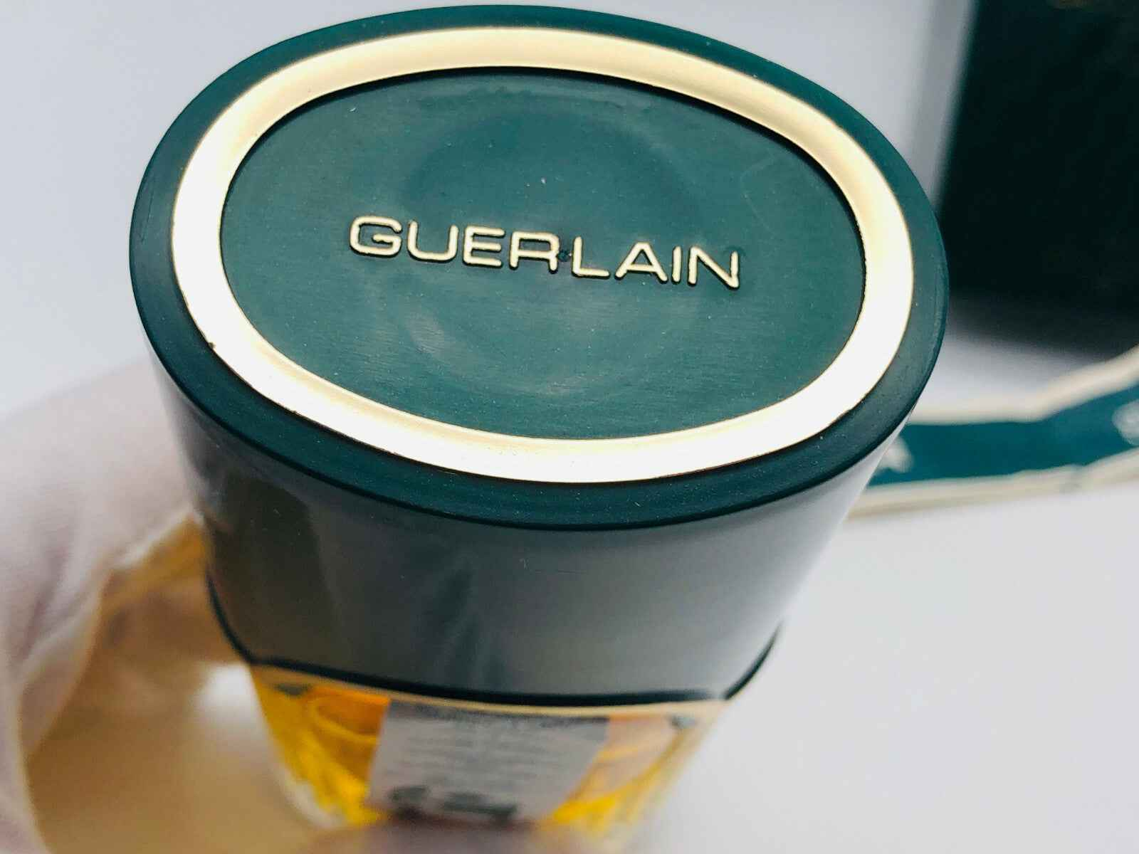 Tappo del profumo Vetiver Guerlain Vintage con logo elegante e design sofisticato