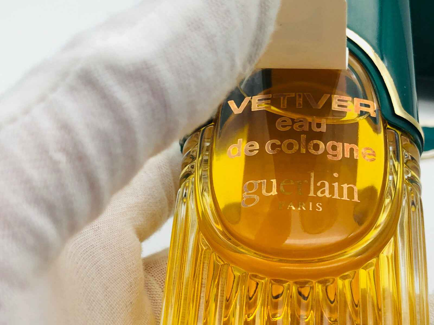 Flacone di profumo Vetiver Guerlain Vintage in vetro con etichetta elegante e tonalità dorate