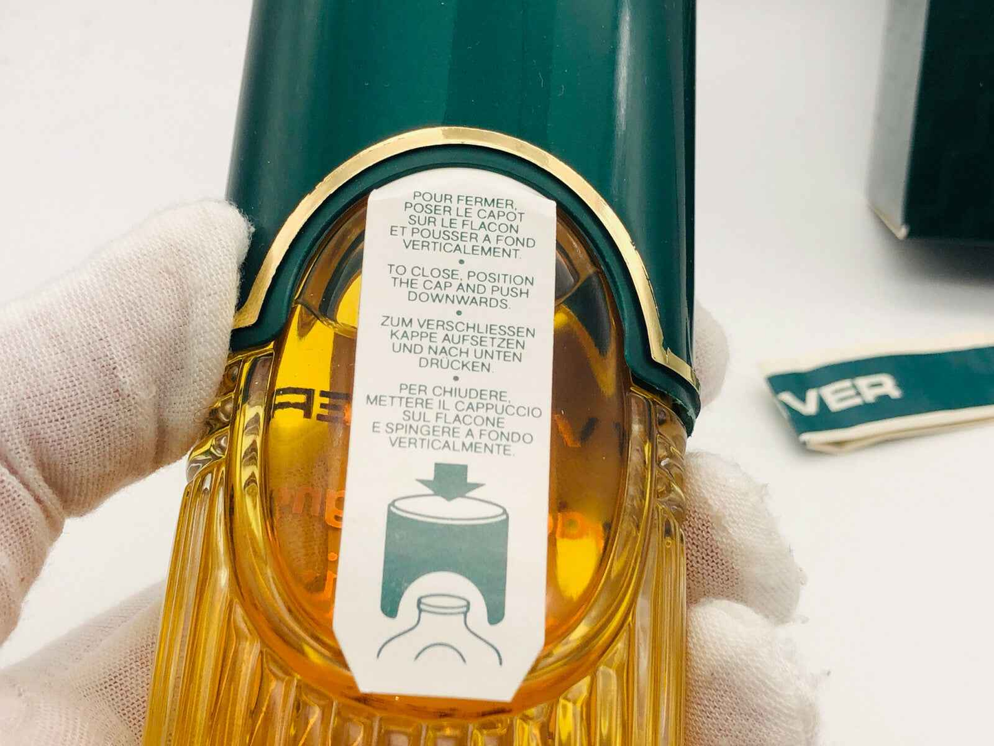 Flacone di profumo Vetiver Guerlain Vintage con tappo verde e istruzioni di chiusura sul retro