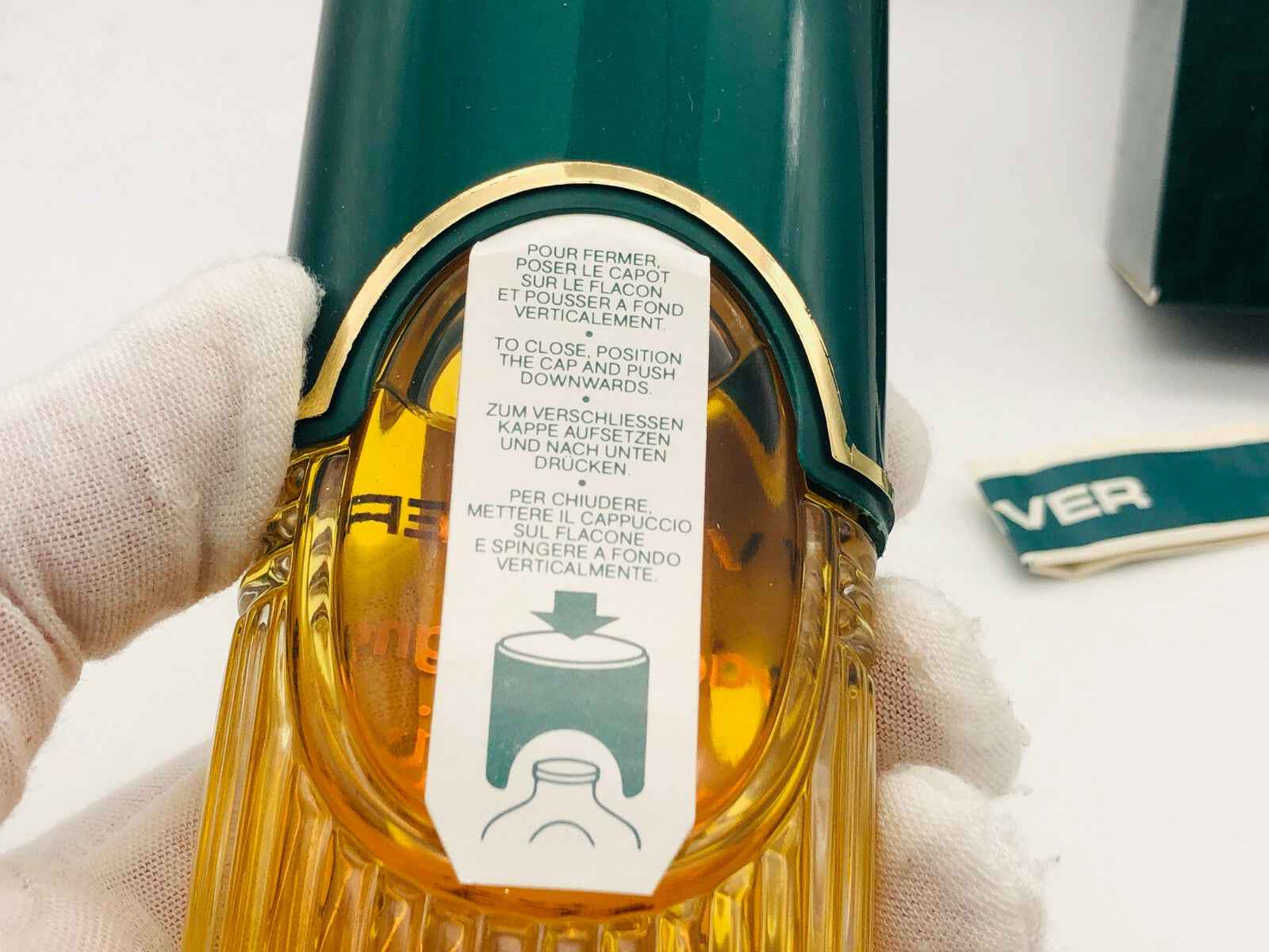 Flacone di profumo Vetiver Guerlain Vintage con tappo verde e istruzioni di chiusura sul retro