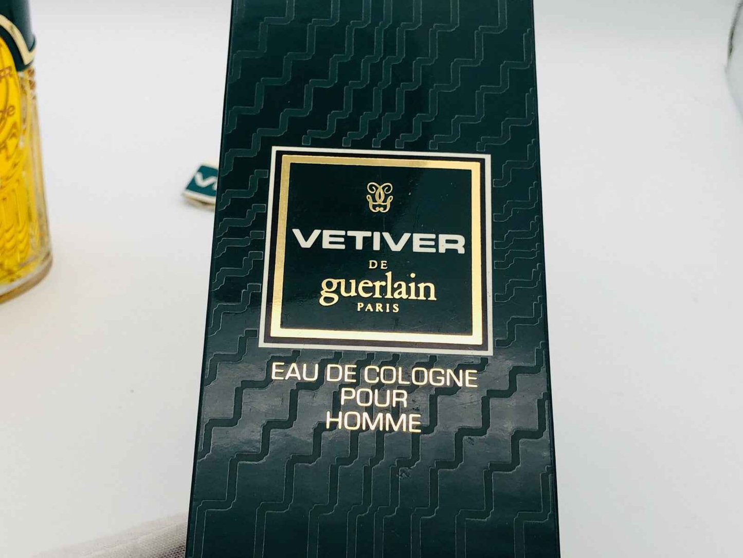 Scatola di Eau de Cologne Vetiver Guerlain Vintage per uomo con design elegante e logo distintivo