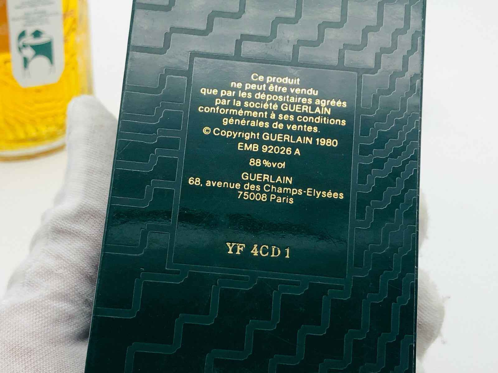 Retro etichetta del profumo Vetiver Guerlain Vintage con dettagli di produzione e logo Guerlain