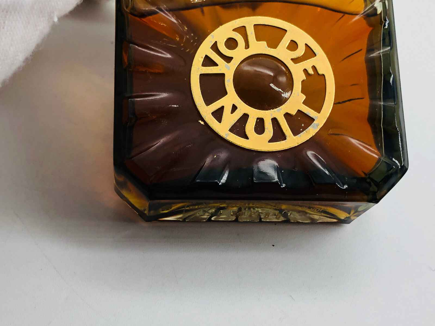 Flacone di profumo Guerlain Vol De Nuit Vintage con etichetta dorata e design elegante