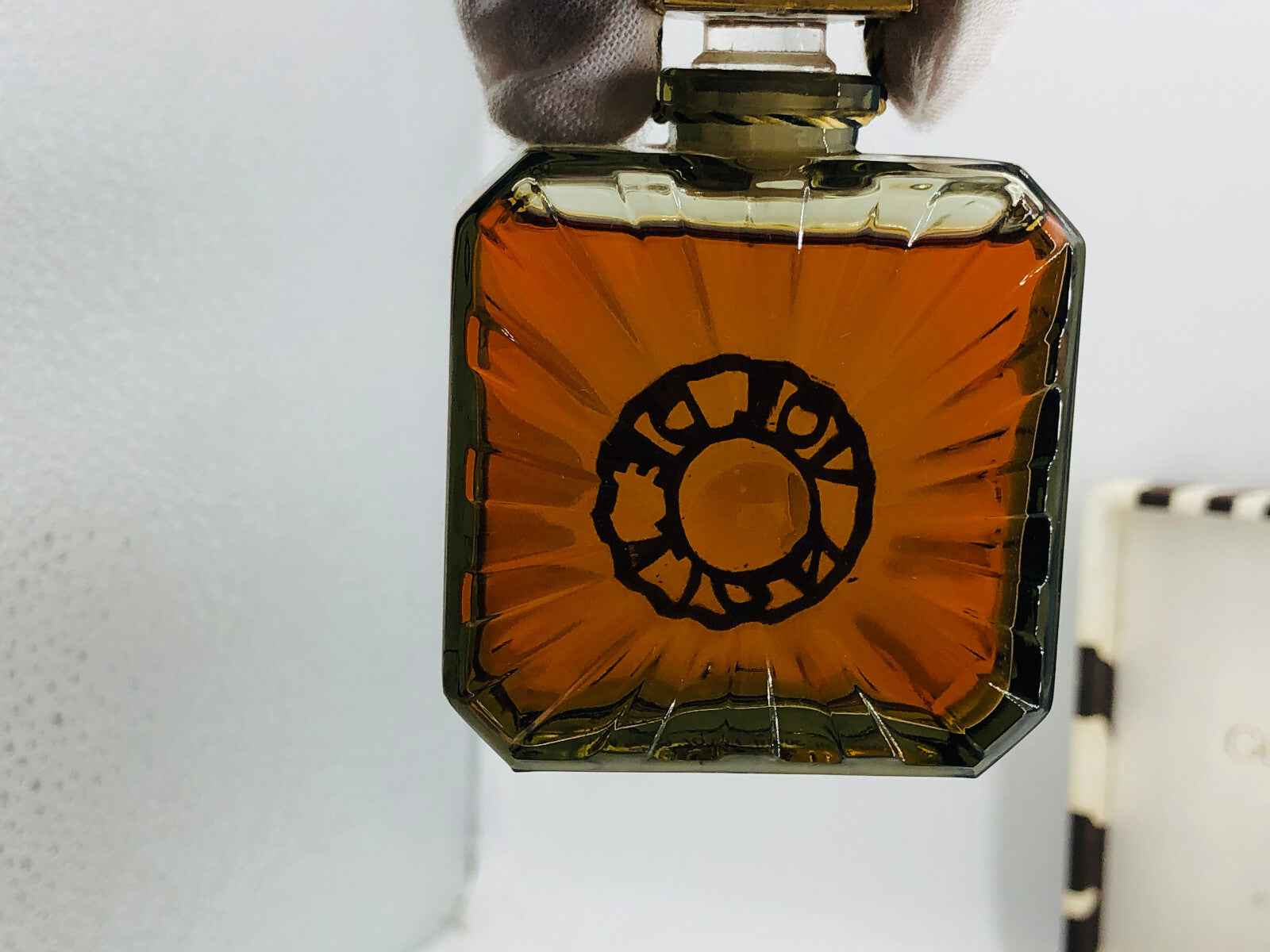 Bottiglia vintage di profumo Guerlain Vol De Nuit con design elegante e liquido ambrato