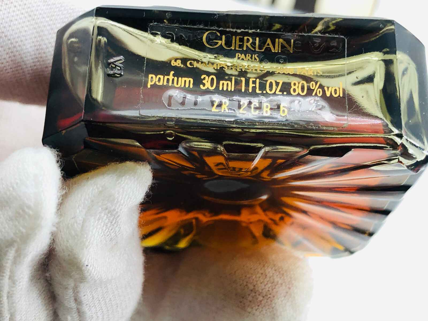 Flacone vintage Guerlain Vol De Nuit da 30 ml, con eleganti dettagli e design classico