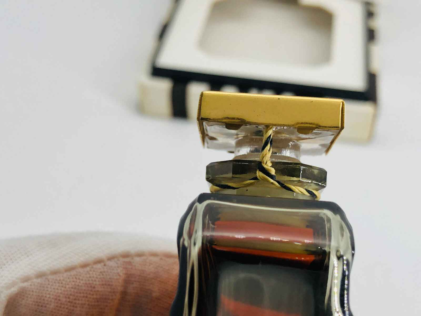 Bottiglia di profumo Guerlain Vol De Nuit Vintage con tappo dorato e design elegante