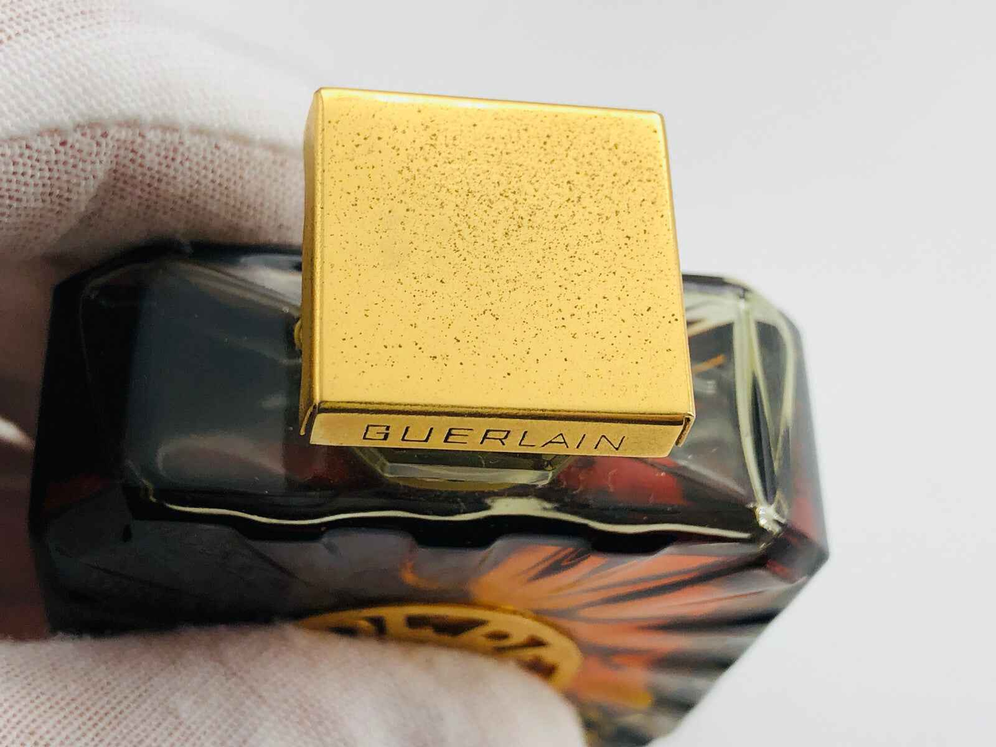 Flacone vintage di profumo Guerlain Vol De Nuit con tappo dorato e design elegante