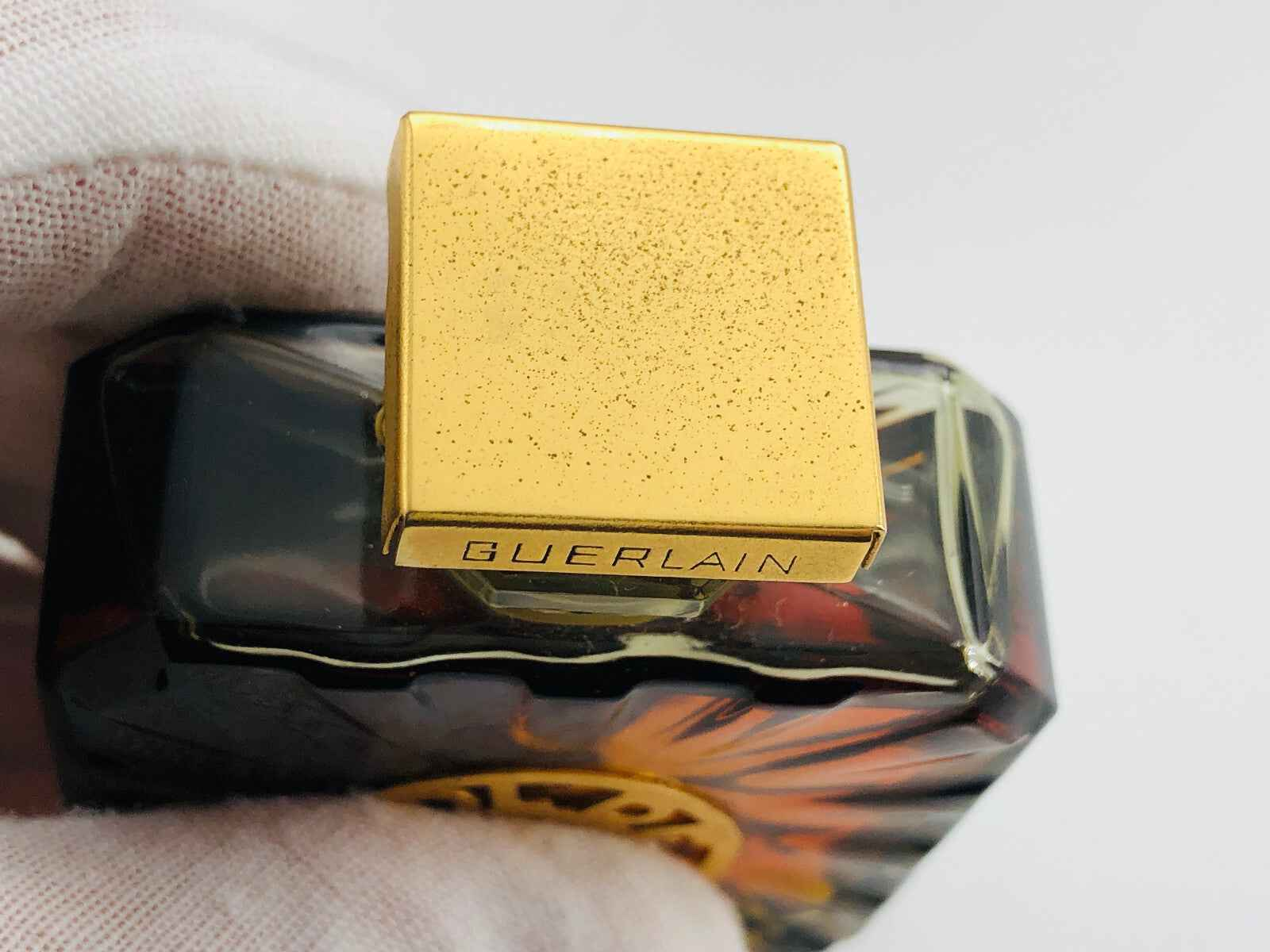 Flacone vintage di profumo Guerlain Vol De Nuit con tappo dorato e design elegante
