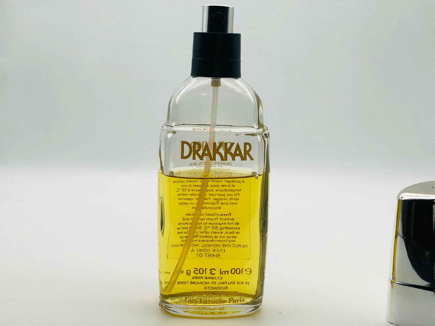 Profumo Drakkar Guy Laroche Vintage in bottiglia trasparente con spruzzatore per un aroma maschile unico