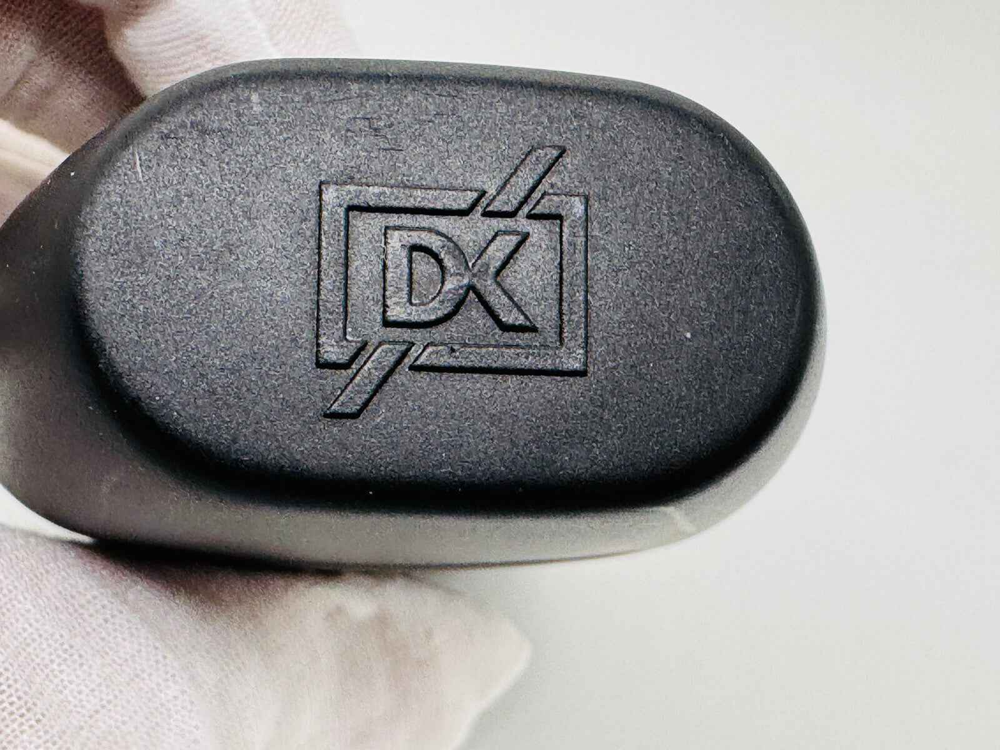 Tappo nero profumato Drakkar Noir Laroche con logo DK, ideale per collezionisti e amanti delle fragranze.