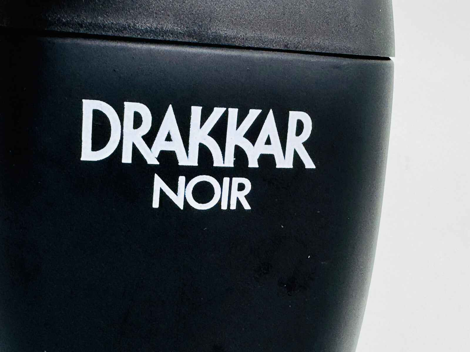 Dettaglio del flacone di Drakkar Noir Laroche, fragranza iconica con design elegante in nero