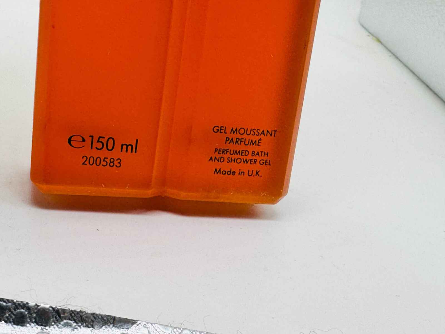 Gel doccia profumato Guy Laroche Fidji Vintage in bottiglia da 150 ml per un bagno rinfrescante