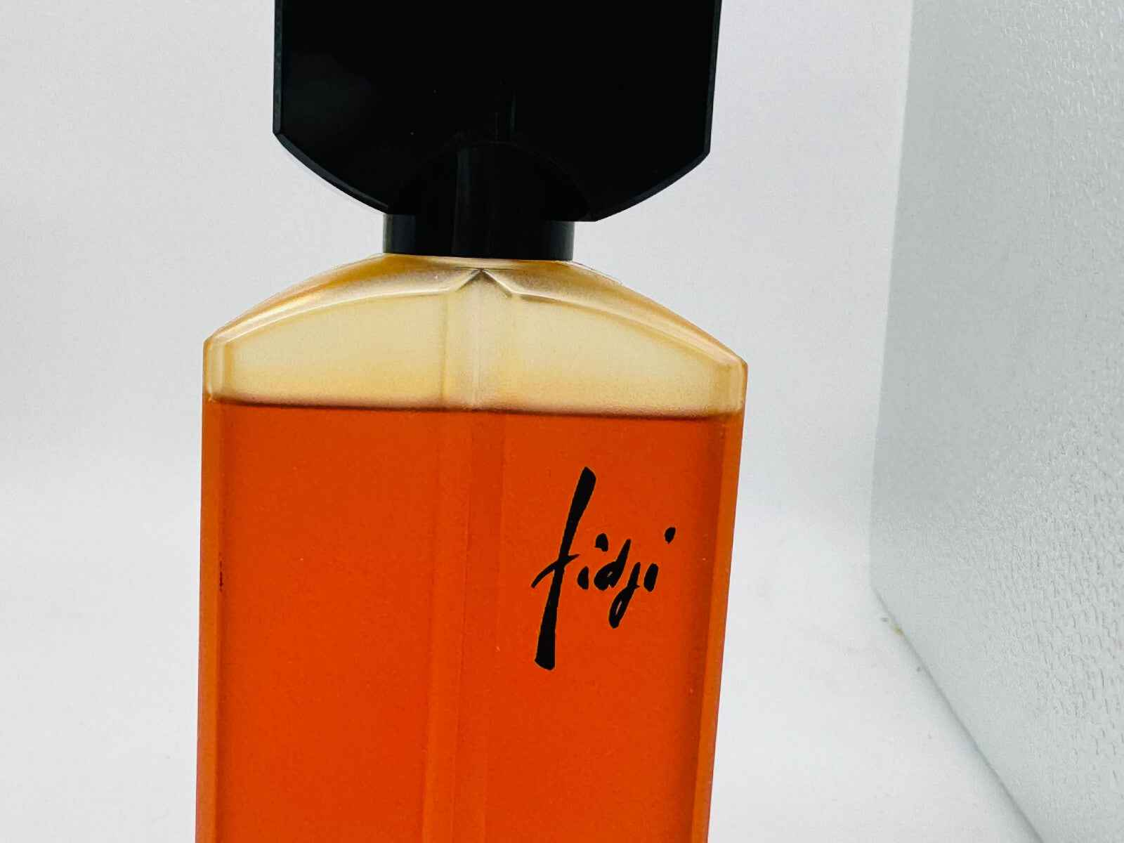 Profumo Guy Laroche Fidji Vintage in bottiglia elegante con tonalità rosse e nera