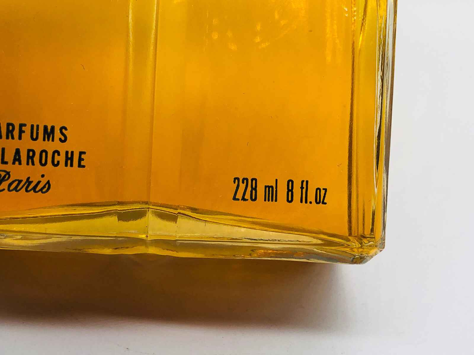 Bottiglia di profumo Guy Laroche Fidji Vintage da 228 ml con design elegante e iconico