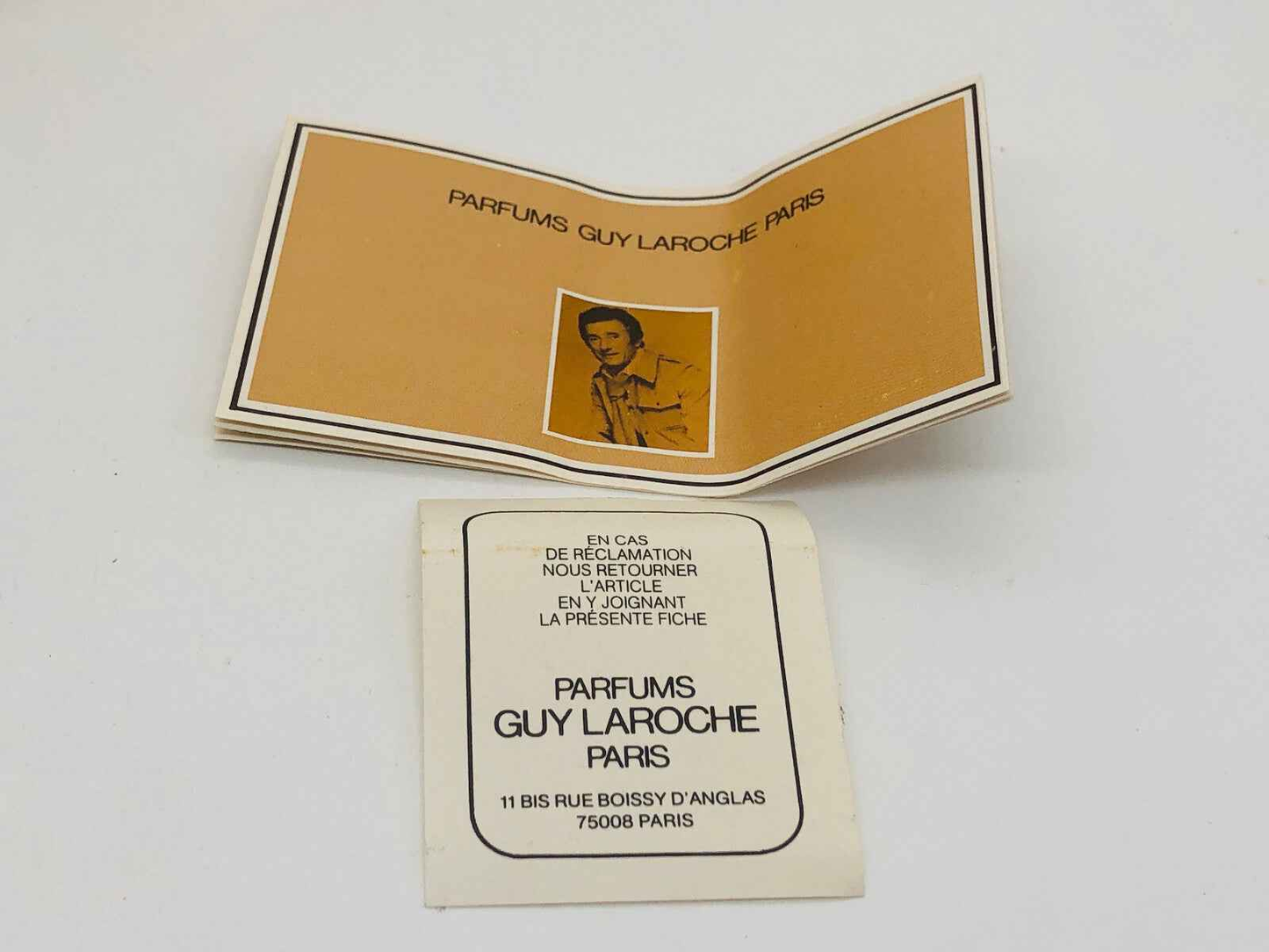 Depliant pubblicitario del profumo Guy Laroche Fidji Vintage con illustrazione del marchio