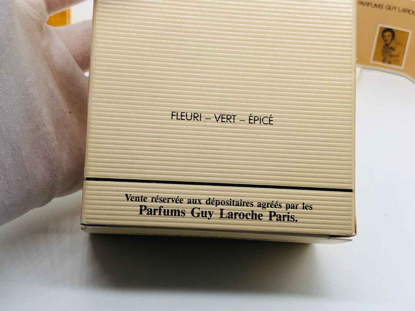 Confezione del profumo Guy Laroche Fidji Vintage con dettagli floreali e speziati