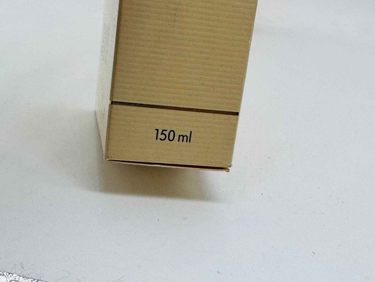Scatola di profumo Guy Laroche Fidji Vintage da 150 ml con design elegante e dettagli raffinati