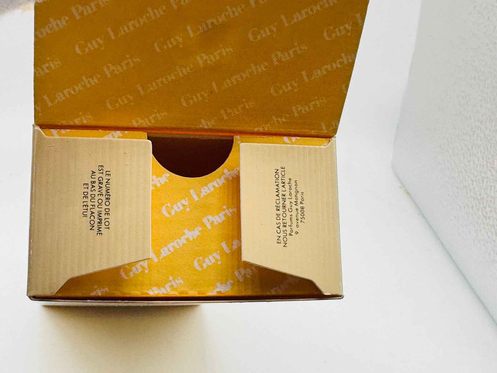 Scatola interna di profumo Guy Laroche Fidji Vintage con design elegante e colori vivaci