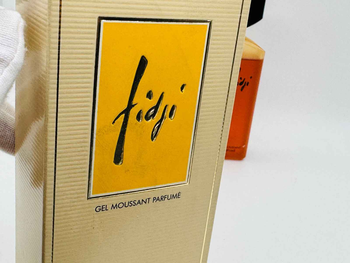 Gel moussant parfumé Guy Laroche Fidji Vintage con confezione elegante in giallo