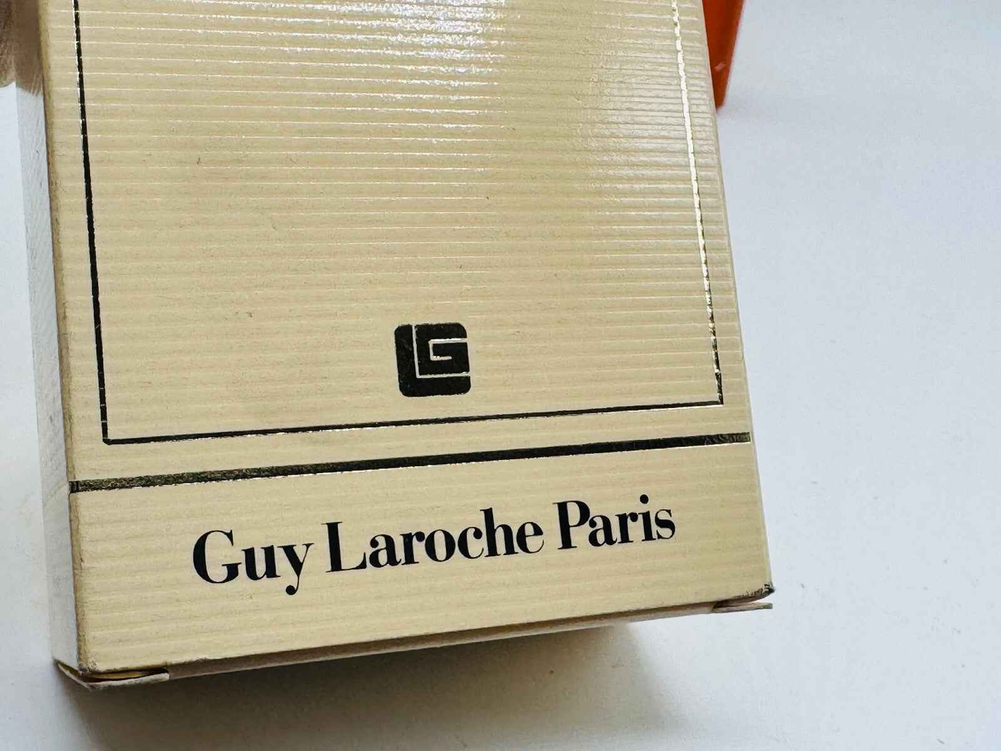 Scatola del profumo Guy Laroche Fidji Vintage con design elegante e logo distintivo