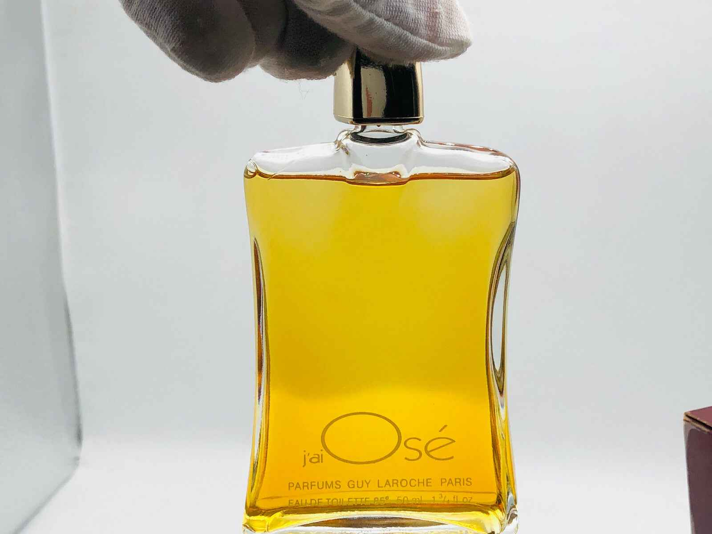 Flacone di profumo J Ai Osé di Guy Laroche con una fragranza dorata e raffinata